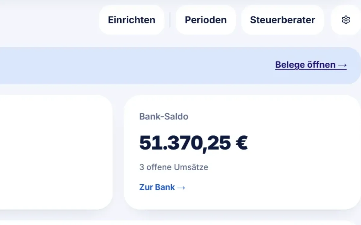 Finanz-Übersicht mit Knöpfen für Einrichten, Perioden und Steuerberater sowie dem Bank-Saldo